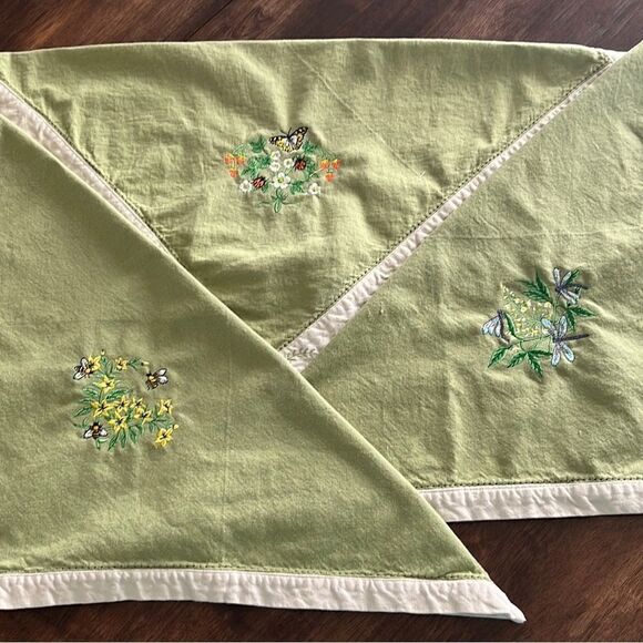 Upcycled Set of 3 Sage Cotton Floral Embroidered Napkins with Cream Trim - Picture 2 of 11